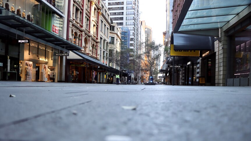 悉尼空荡荡的零售地带ey CBD，沿着人行道从低处拍摄的艺术照片。